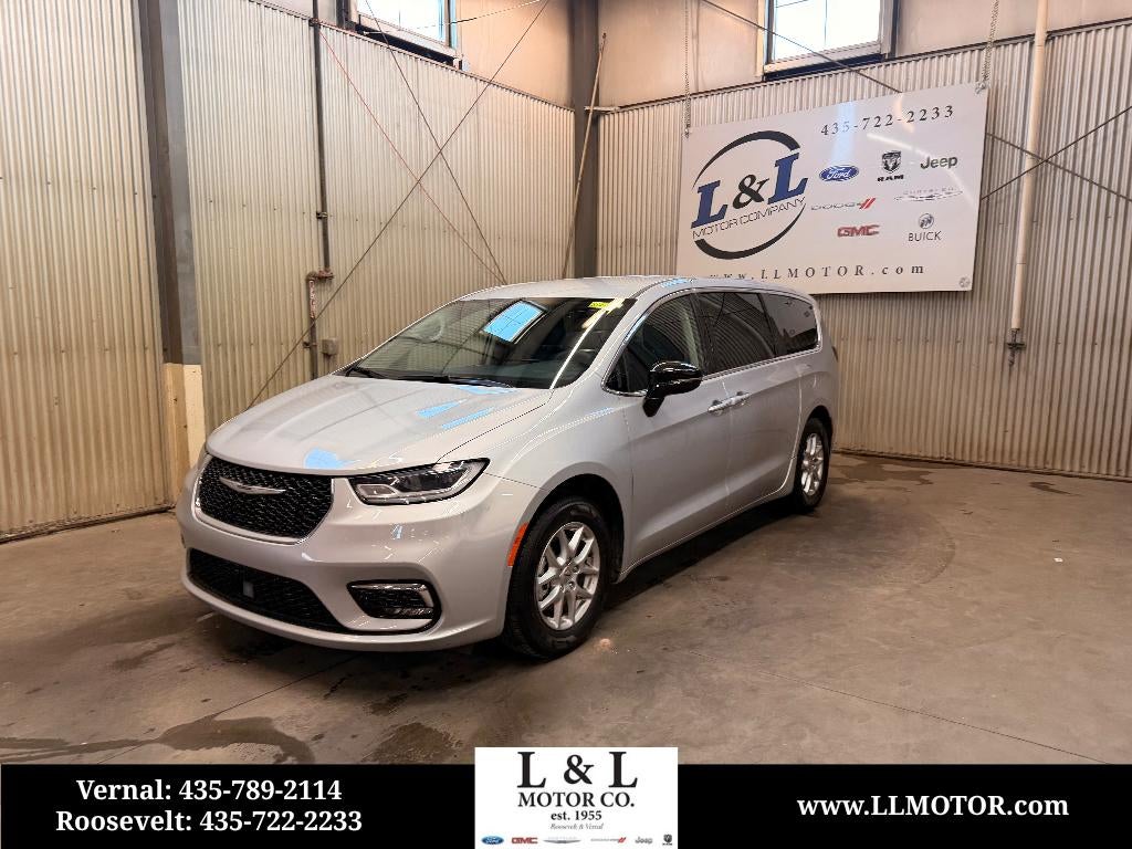 2024 Chrysler Pacifica Touring L's photo